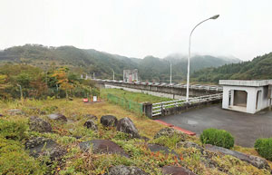 東荒川ダム記念碑
