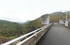 東荒川ダム天端
