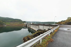 東荒川ダム貯水池側