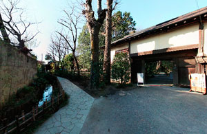 文化財保存館前