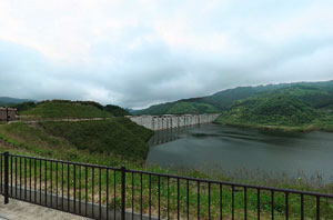 小山ダム左岸の広場から