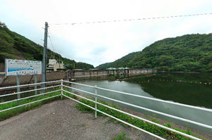 花貫ダム左岸から