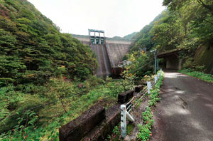 藤原ダム堤体下