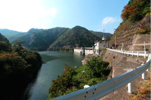 東山ダム右岸