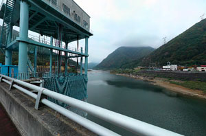 大川ダム天端