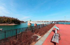 多摩湖取水塔